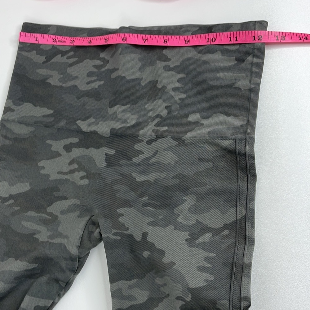 Spanx Look at Me Now Seamless Camo Cropped Leggings (M) - Picture 10 of 11